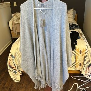 Vince Camuto, one size gray cape